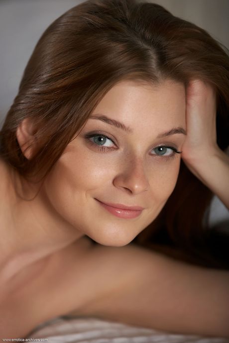 벨이 스튜디오에서 자신 있게 포즈를 취하며 아름다운 몸매를 뽐내고 있습니다.
