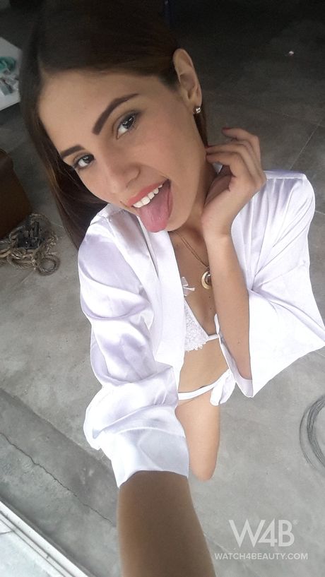 Latina adolescente Mily Mendoza prende selfie mentre si masturba nel nudo
