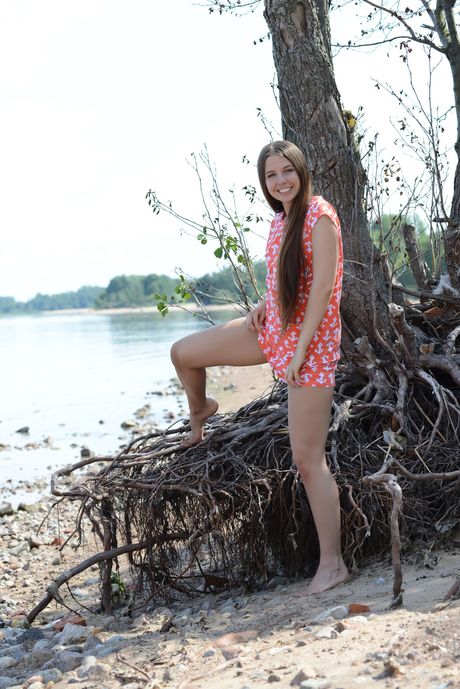 Leuke tiener Alisa L wordt naakt op een bank in een openbaar park tijdens solo -actie
