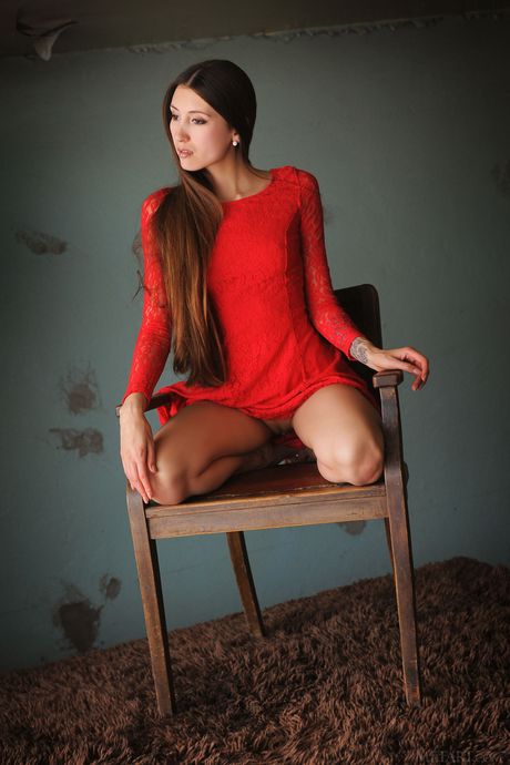 Frestande tonåring saju a tar bort en röd klänning för att posera naken i höga klackar
