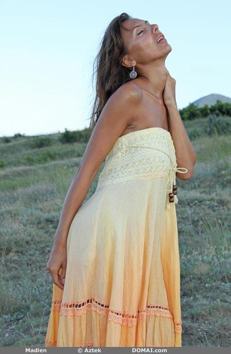 Naga nastolatka Madlen uderza świetne pozycje na piaszczystej plaży
