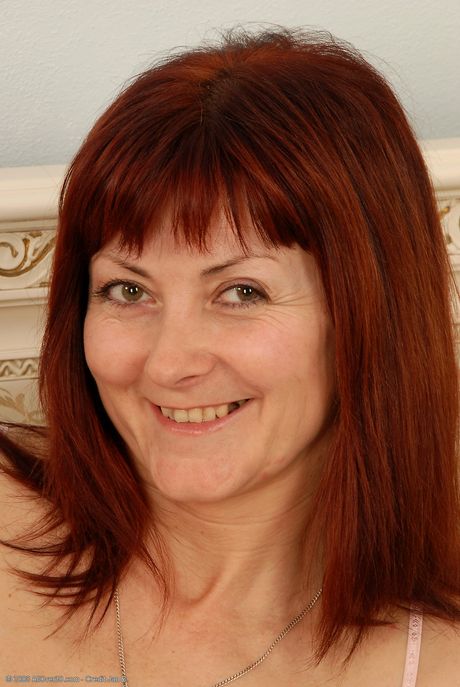 Mature amateur Diana P shows off her big ass & her delicious feet