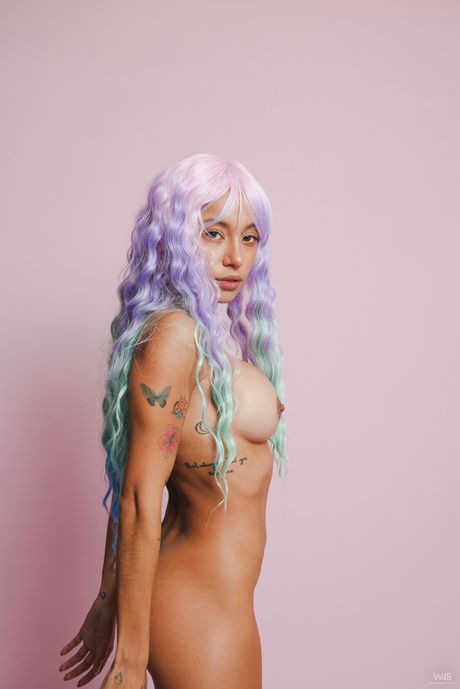 مثير لاتينا في سن المراهقة كاميلا لونا تلعب بوسها مع دسار زجاجي
