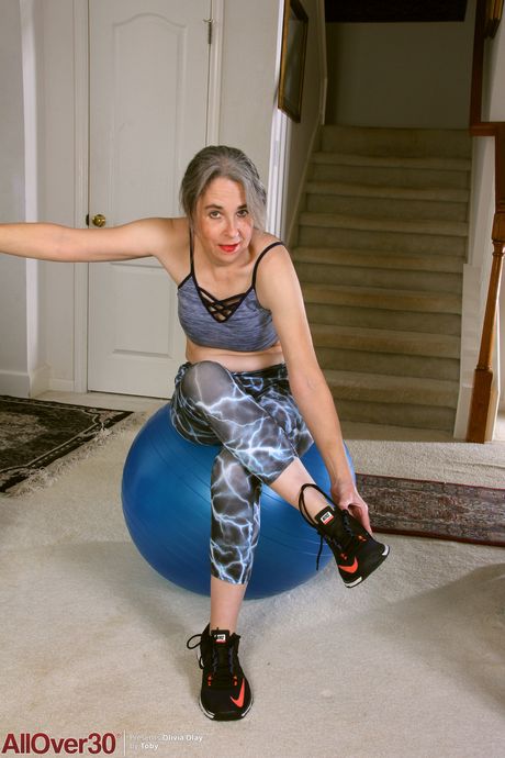 Mature amateur Olivia Olay shows her big ass and toys her mature pussy