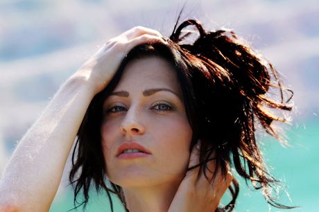 Janelle B flaunts sin sexy kropp mens hun poserer på kulen utendørs
