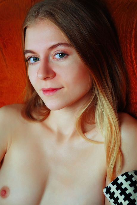 Svelte teen Shayla shows her small tits & poses nude in a solo