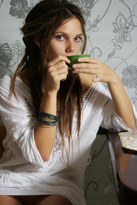 키 큰 십대 신디 S는 커피 브레이크 후 선글라스를 쓰고 알몸이됩니다.
