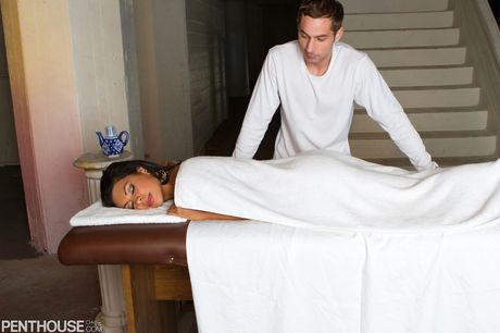 肤色黝黑的拉丁裔女演员卡桑德拉-克鲁兹（Cassandra Cruz）在按摩床上被人肏屄
