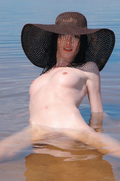 Sexy Oekraïense babe Katya P poseert naakt op het strand en in het water
