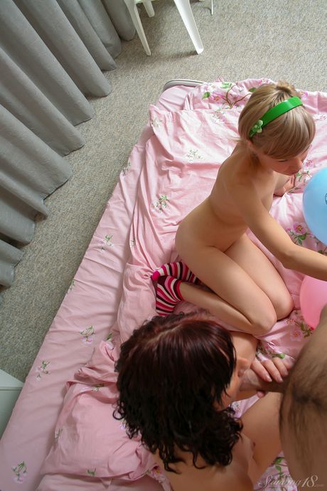 귀여운 십대 산드라 A는 레즈비언 커플에게 보지를 핥고 섹스합니다.
