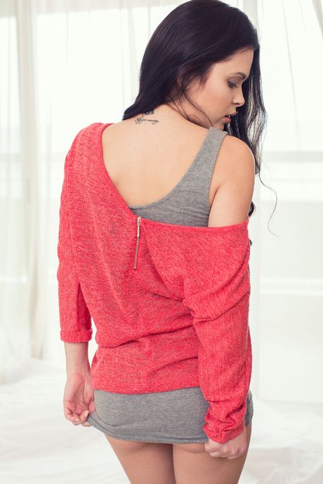 Amelie B takes off her bikini and highlights her sexy body