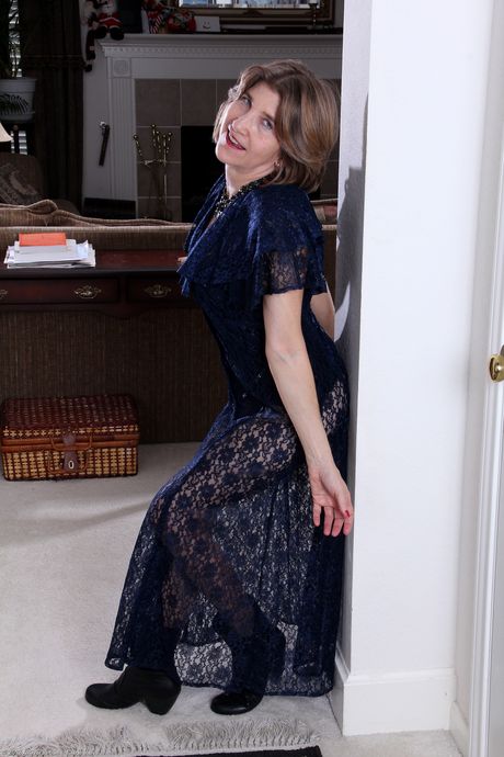 Moden kvinne bossy ryder viser sin store rumpe og fitte i en solo
