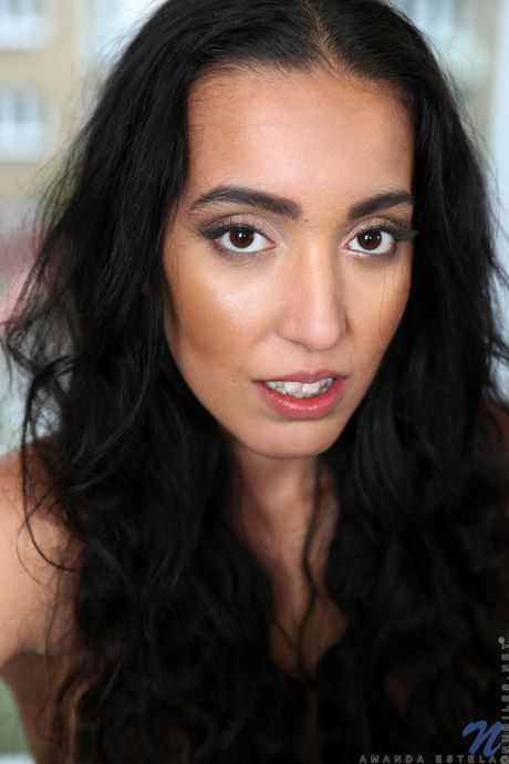 スキニー・ティーン、アマンダ・エステラ、ピンクのアソコを見せる前に眼鏡を外す
