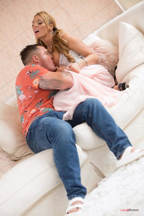 Blonde Cougar Stacey Saran får sine store bryster og fisse kneppet af en hængt stud
