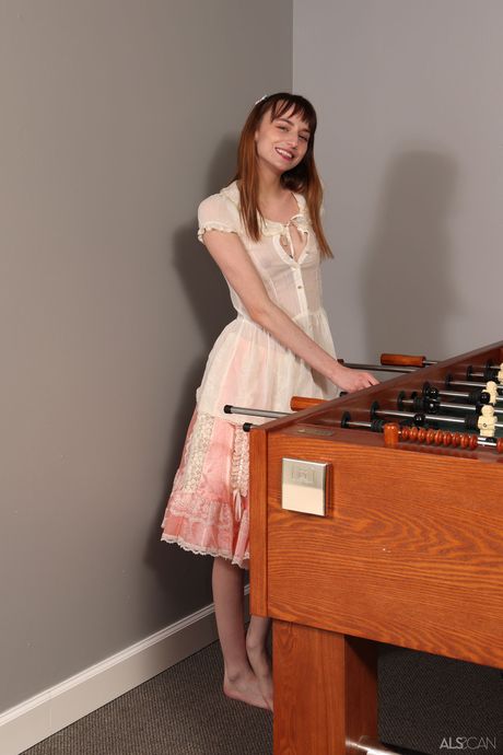 Brune adolescente maigre avec de minuscules seins posant nus et pisse
