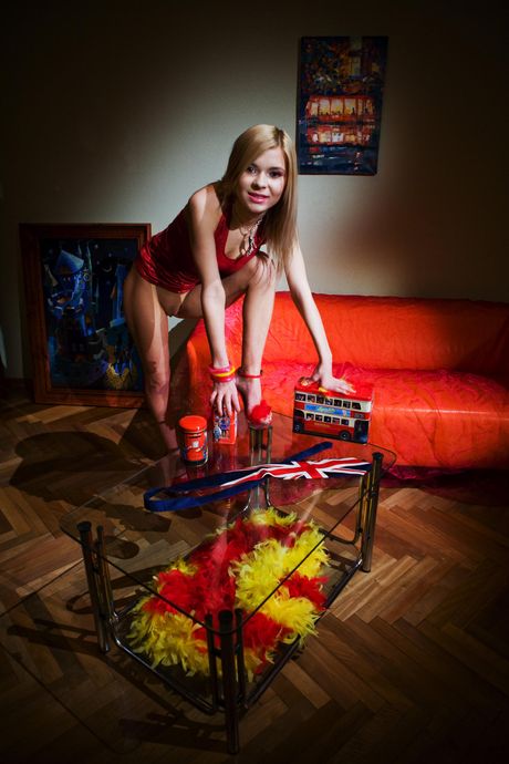 Sexy ucraniana nena Paloma B tira y poses desnudas en su habitación
