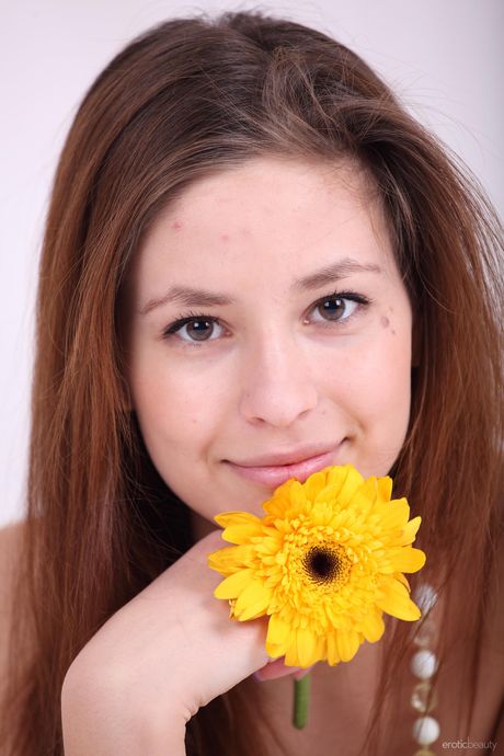 Slank Teen Irina J viser sine bittesmå pupper og hårete fitte i naken
