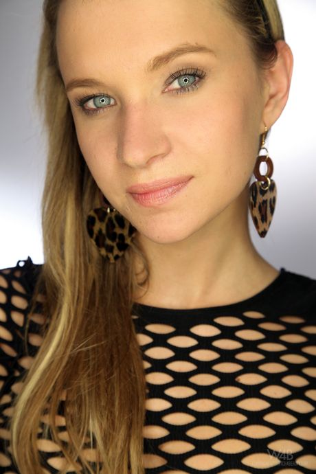 White girl Angel Piaff gets naked and covers her body in whipped cream