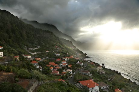 Glamoureuze tiener Sapphira poseert in haar sexy lingerie en strips op het terras
