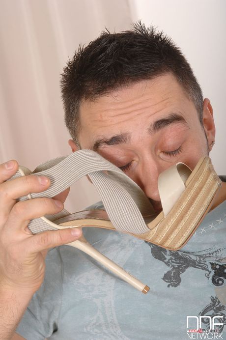 BBW مع Big Tits Maserati يعطي footjob ويحصل على مارس الجنس من قبل عشيق معلق
