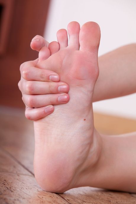 Gorąca nastolatka Lukki Lima podkreśla swoje duże cycki i pozuje nagie
