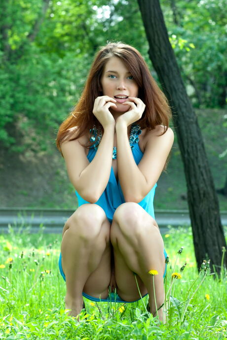 La foire russe Kira J se nue dans un lieu public et montre sa chatte chauve
