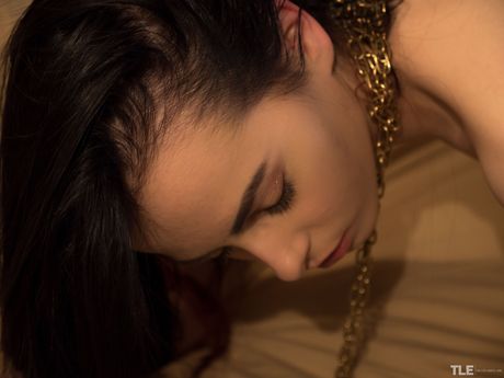 Ayza drapiert goldene Ketten über ihre perfekten, nackten Kurven, während sie sich streichelt
