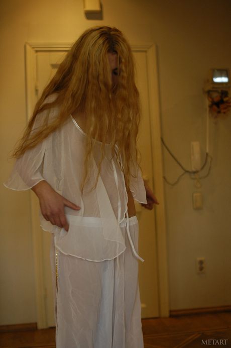 Sasha M nimmt ihre Dessous ab und zeigt ihre großen Titten und ihre Muschi in Socken
