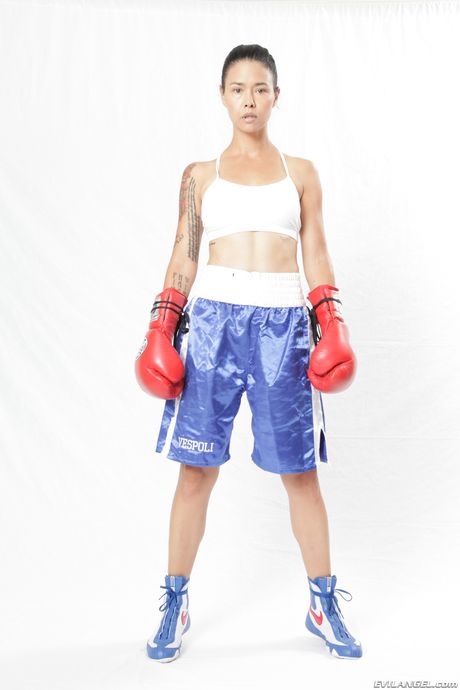 مثير الإباحية الآسيوية Shyla Jennings تكشف لها الثدي الكبرى وجمل الشعر
