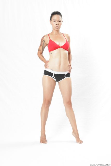 Sexy asiatische Pornostar Shyla Jennings enthüllt ihre großen Titten und haarige Muschi
