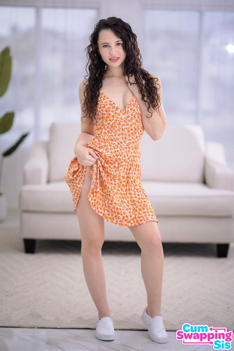 ティーン・ガールのリズ・ジョーダンとヘイリー・ローズが3Pをする。
