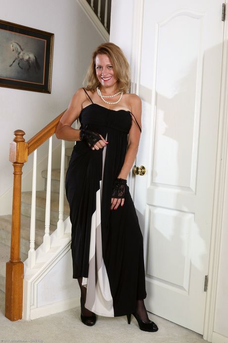 Mature blonde Jade Allan shows off her big booty and poses in stockings