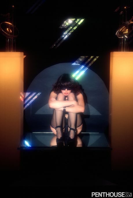 Penthouse Gold: Brunette Centerfold Dina Ferraro viser sin perfekte rumpe og naturlige pupper