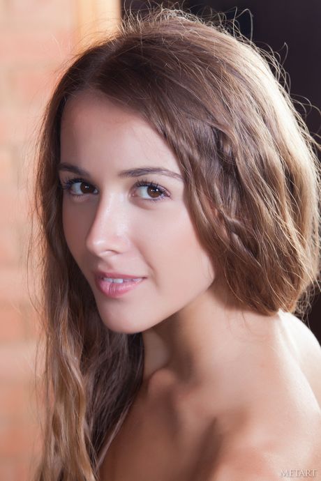 Lina Diamond muestra su cuerpo sexy y su dulce coño en una sesión en solitario
