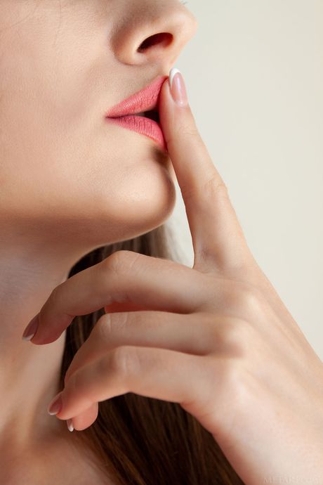 Brunette Teen Veronika Glam verwijdert een bikini om naakt te poseren met zelfverzekerdheid
