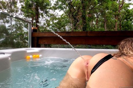 Loira com uma butt scarlet sexy chase pega sua bunda brinqued e idiota ao ar livre
