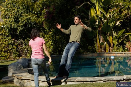 Naughty America: Sexy brunette tusenfryd soms får den barberte fitta hennes boret av en stor kuk