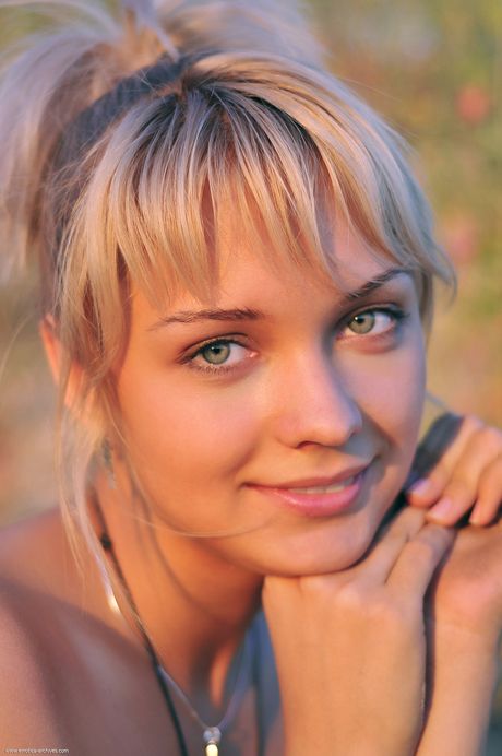 Bionda Teen Lada mostra le sue piccole tette e la figa rasata nella sabbia
