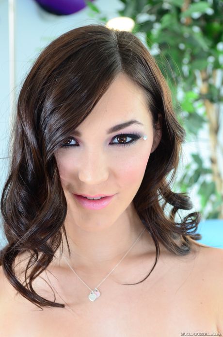 セクシーなポルノ女優ホリー・マイケルズがストリップで完璧なお尻とおっぱいを見せつける
