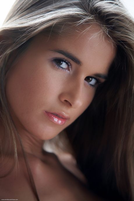 سمرت مراهقة نيسا تحصل عارية في الكعب العالي وتظهر لها الثدي الكبيرة
