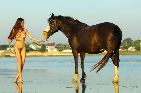 Angelic Teen Altair O Bares kroppen hennes på en selvsikker måte
