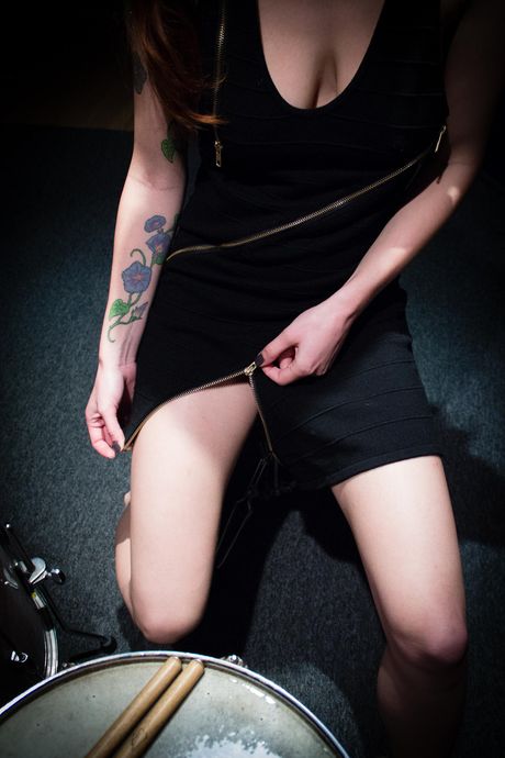 Brunette Chick Azura Starr spiller med de store puppene sine mens de onanerer
