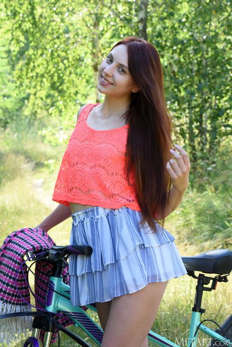セクシーな赤毛のヴァレリー・レチェが森の中で全裸で自転車に乗る。
