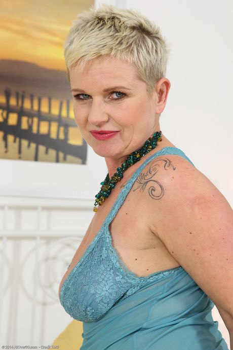 Mature woman Deide J shows her big tits and spreads her pussy in heels