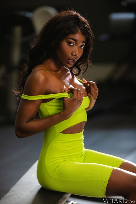 Athletic black teen Mimi Desuka gets naked during a workout