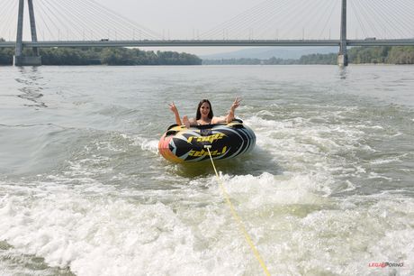 Sexig ryska brud Lilu Moon får hennes fitta slickad och dickad på en båt
