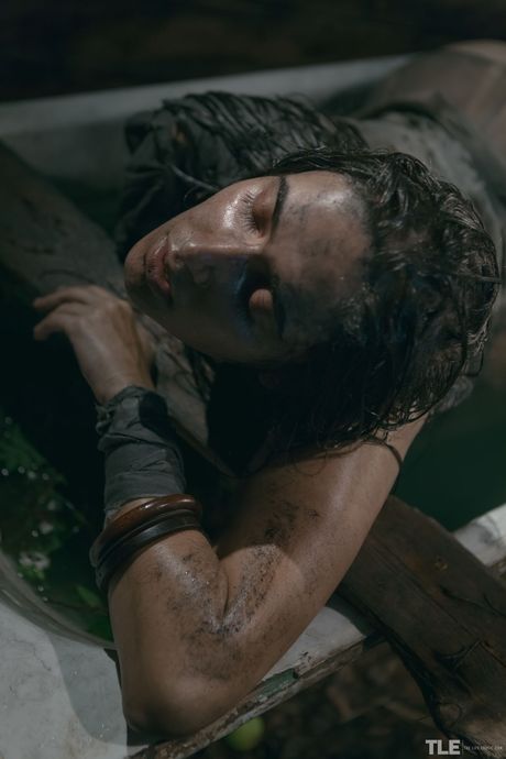 Emily J striper av de drattede buksene hennes og fremhever den hårete fitta hennes i badekaret
