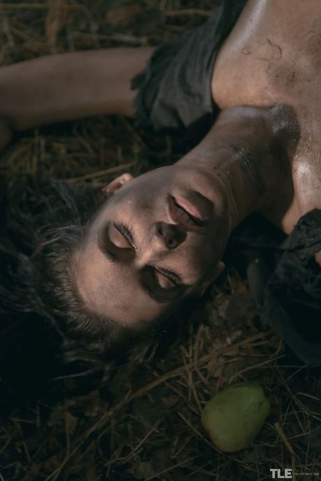 Emily J tira as calças rasgadas e destaca sua buceta peluda na banheira
