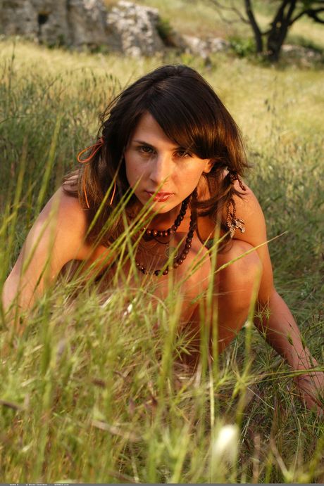 温柔少女 Vetta A 赤身裸体躺在床上，头发扎成马尾辫
