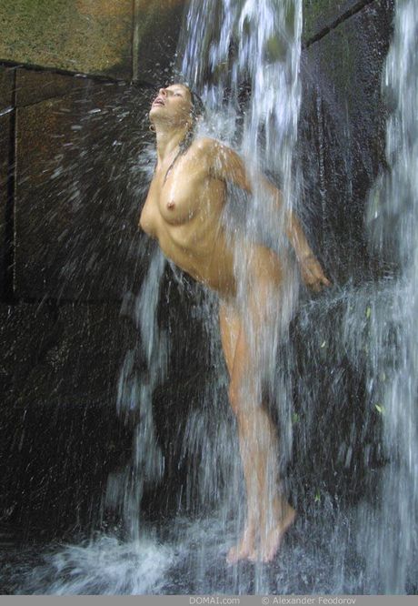 Betty est une belle jeune fille avec un corps mince et une chatte douce
